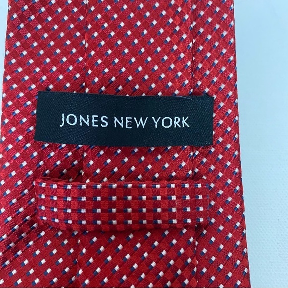 Jones New York Men 100% Silk Red/Dots Necktie. - Picture 5 of 7